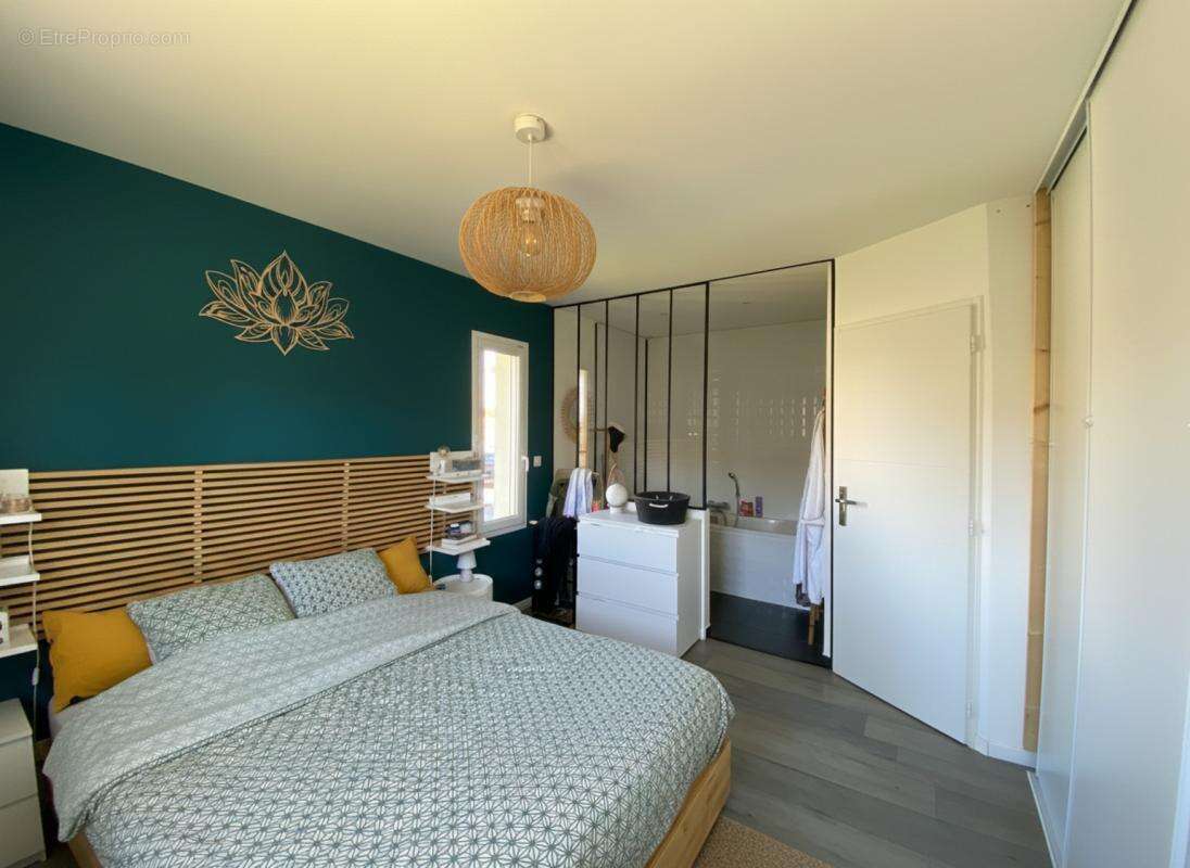 Maison 110 m² à Saint-Yzan-De-Soudiac  - photo 6
