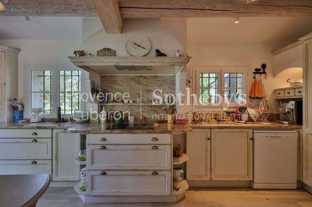 Propriété de charme avec vues sur Gordes, au cœur d’un écrin naturel - photo 9
