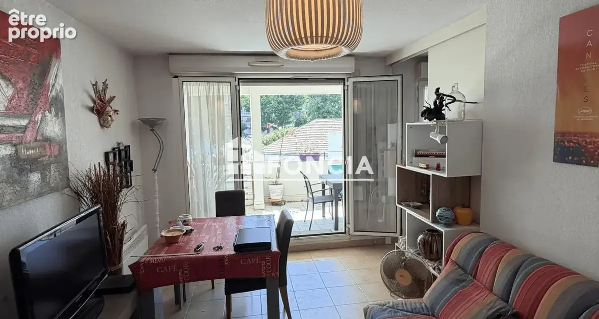 Dans un petit immeuble de standing, au calme et à proximité immédiate des commerces et commodités, découvrez cet agréable appart - photo 2