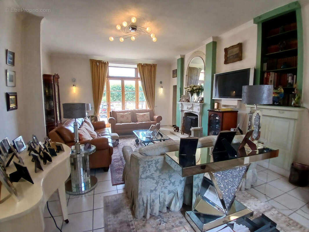 Une très belle maison de village en Dordogne à vendre, avec vue sur le château. 14 pièces. - photo 6