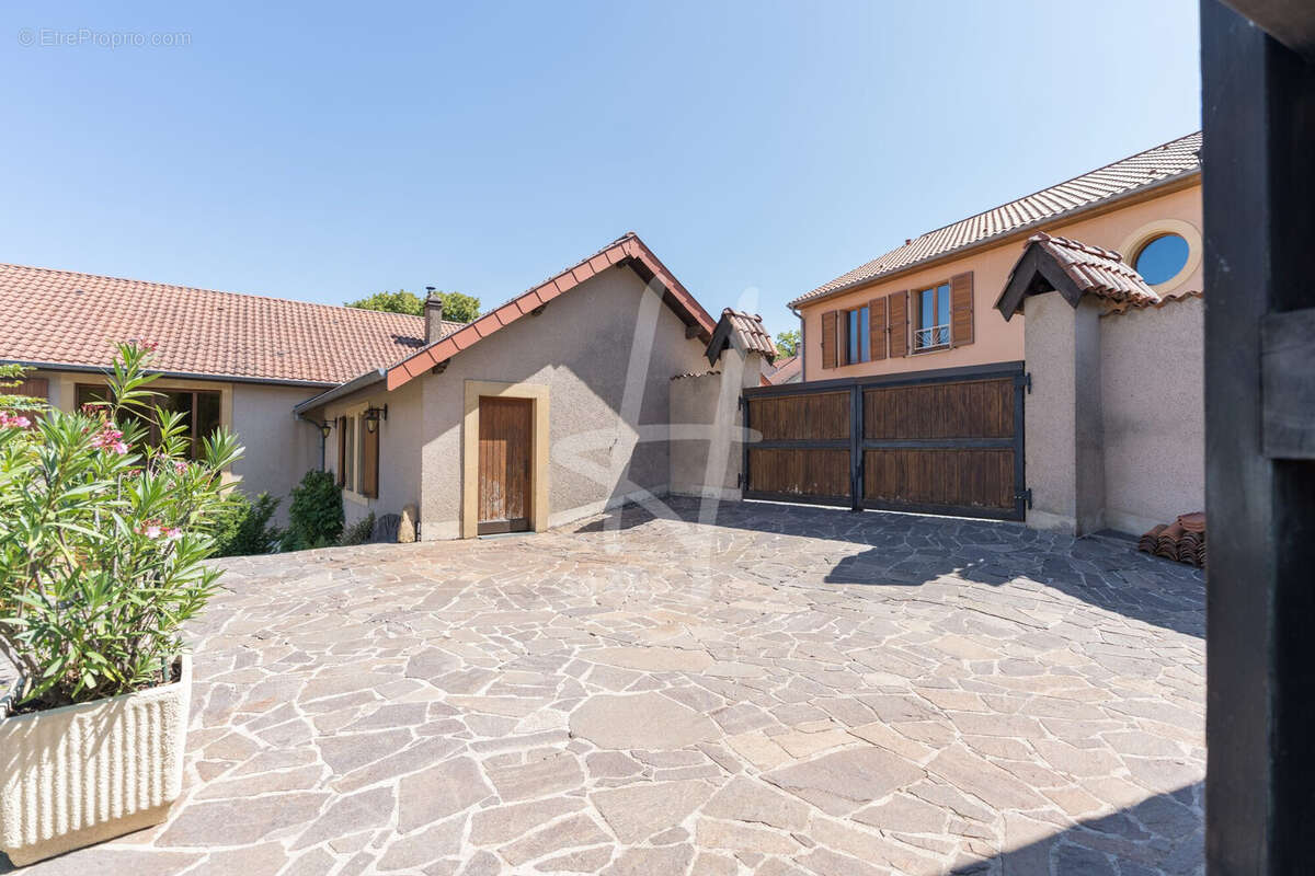 Maison 305 m² à Norroy-Le-Veneur  - photo 7