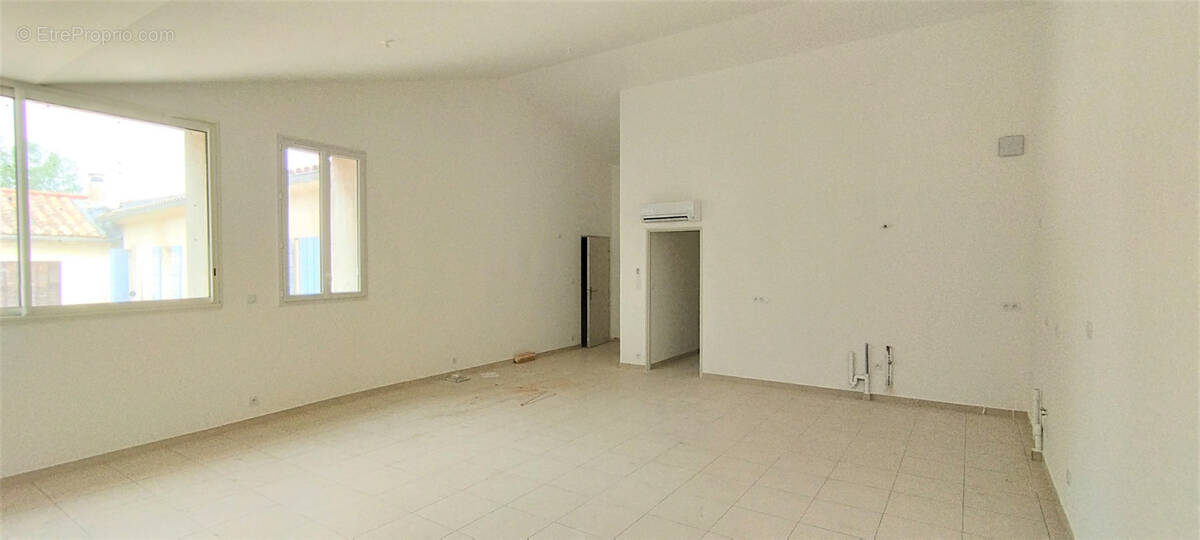 Appartement à JONQUIERES-SAINT-VINCENT