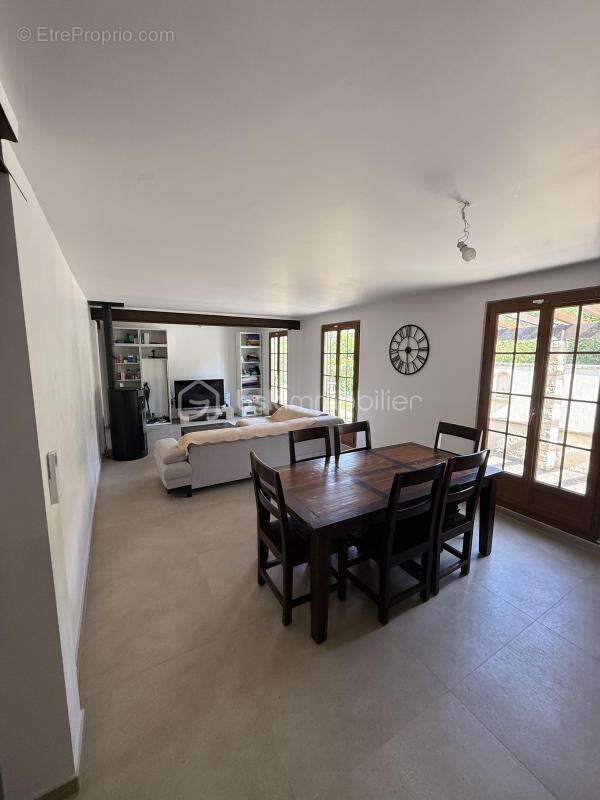 Propriété d'Exception - Quartier Résidentiel de PÉLISSANNE (DEPT13) - Villa Type 8 - 170 m2 - Terrain Arboré,Sécurisé - 1500M2 - - photo 11