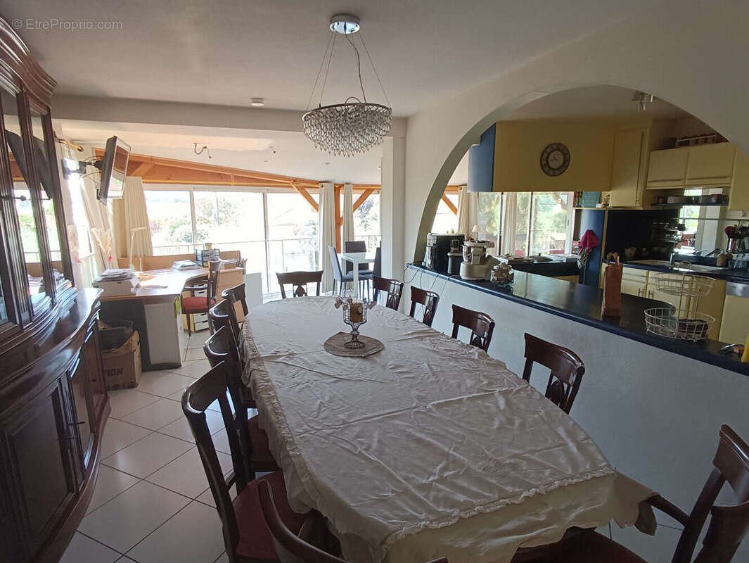 À deux pas du centre-ville de Figeac - Ensemble immobilier de 230 m² avec logement indépendant et vue panoramique - photo 3