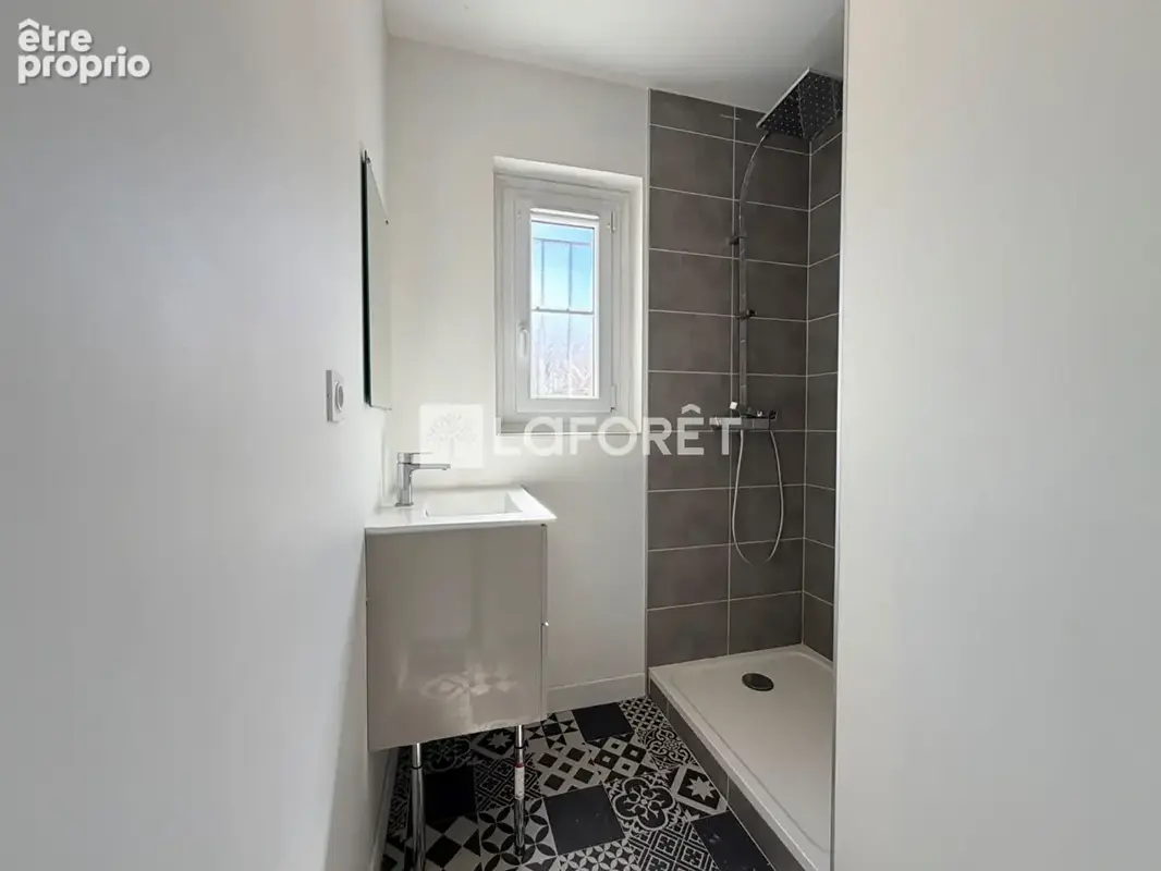 Maison rénovée de 115 m², 4 chambres, sous-sol total et jardin arboré - photo 7