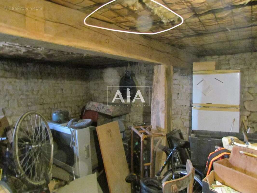 Maison à LES ADJOTS