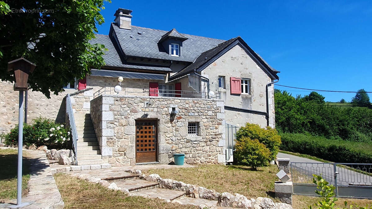 LUNAC  Propriété de caractère en pierre rénovée ?220 m² habitables  Dépendances  Spa Terrain 1 805 m² - photo 16