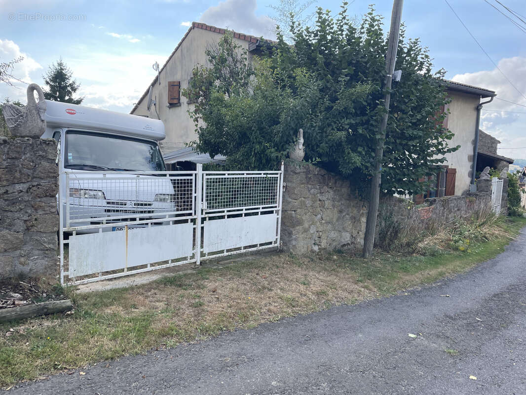 Isserteaux - maison avec dependances - photo 4
