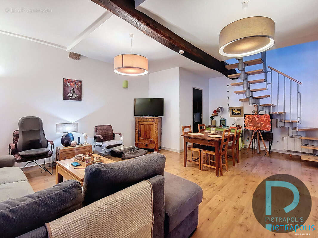 SALON SEJOUR.et un WC au rdc - Appartement à MACON