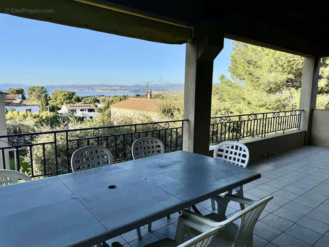 Proche du Brusc - Grande villa provençale vue mer divisée en plusieurs appartements - photo 2
