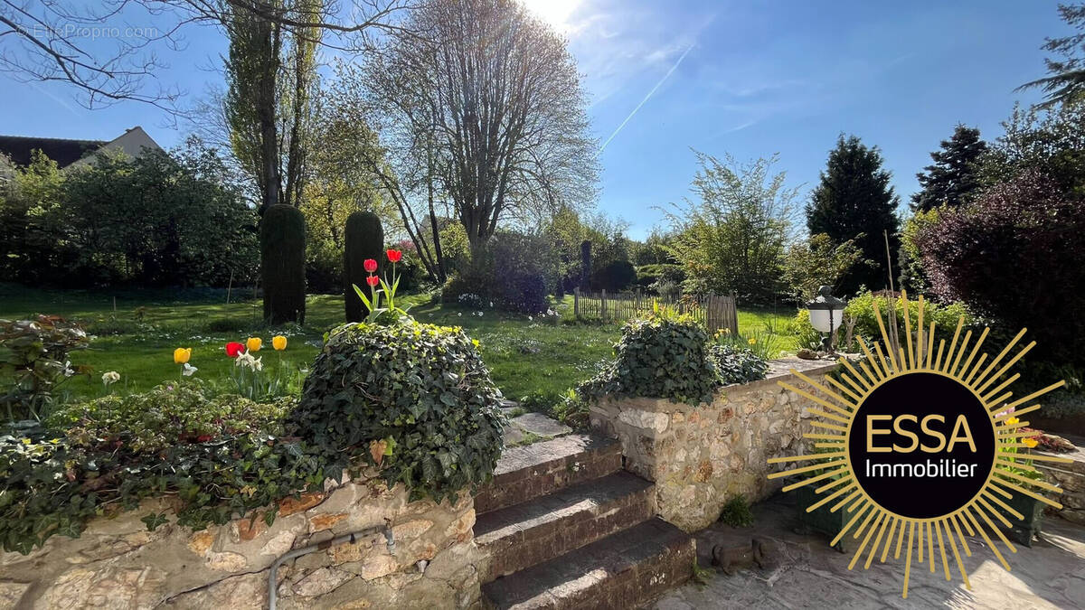 Maison à NEAUPHLE-LE-CHATEAU