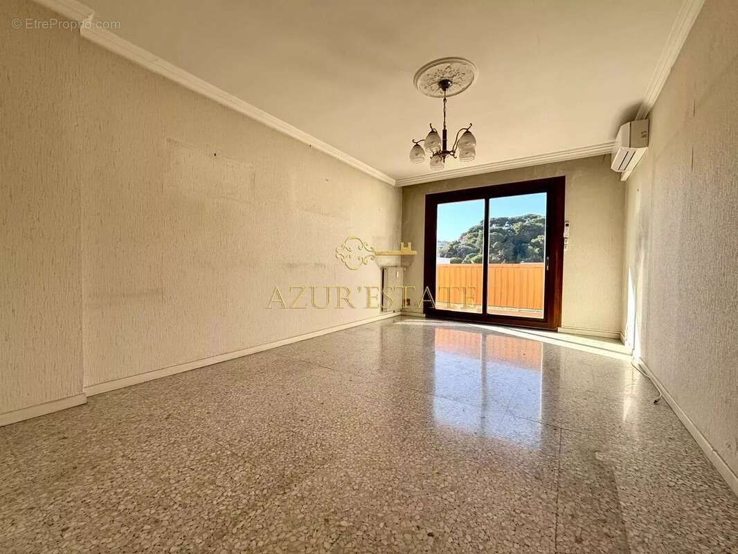 Appartement à SAINT-LAURENT-DU-VAR