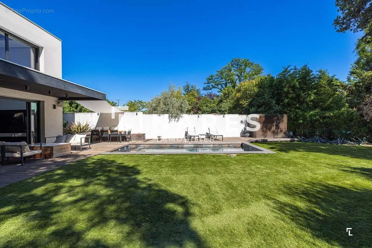 LA CONFIDENTIELLE - Villa T4/5 de 155m² - Piscine - Garage 39m² - Terrain 985m²  - 13012 MARSEILLE - photo 25