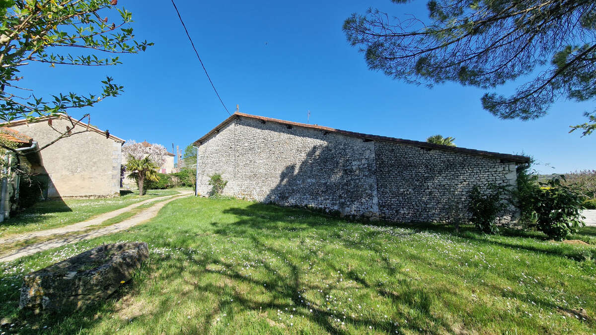Maison à MONTMOREAU-SAINT-CYBARD