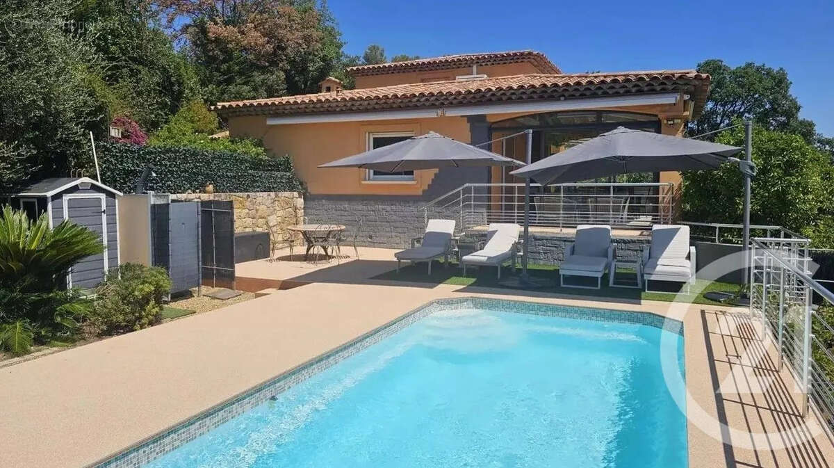 Maison à CHATEAUNEUF-GRASSE