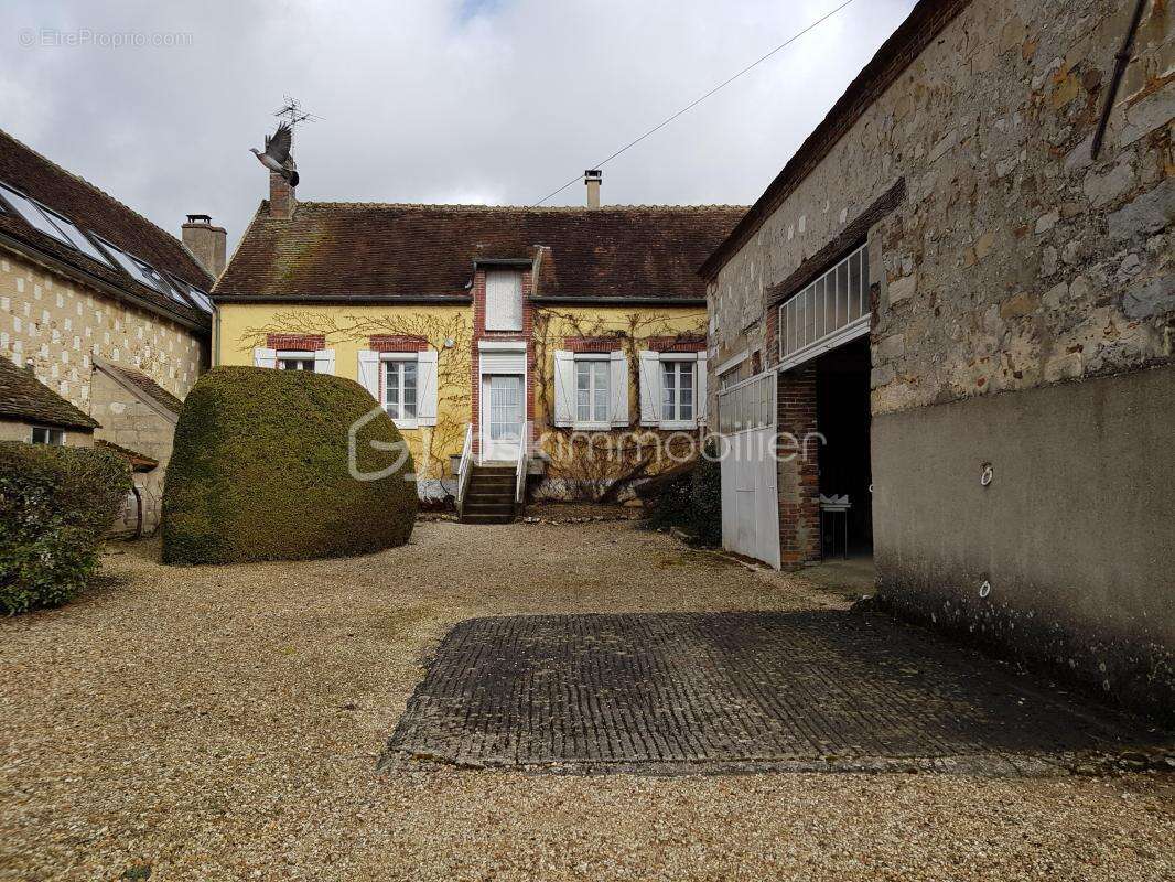 Charmante maison de caractère avec dépendances, cave, cour et jardin – fort potentiel ! - photo 3