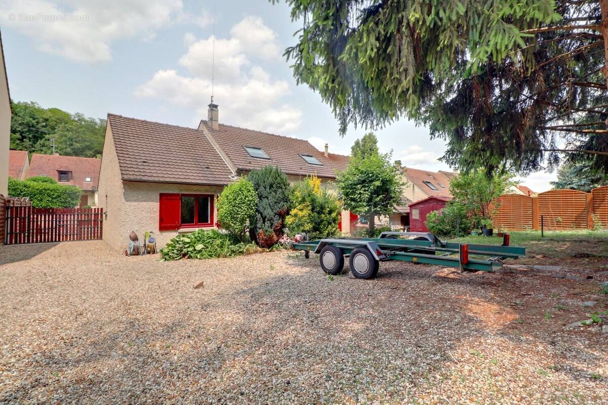 Maison à JOUY-LE-MOUTIER