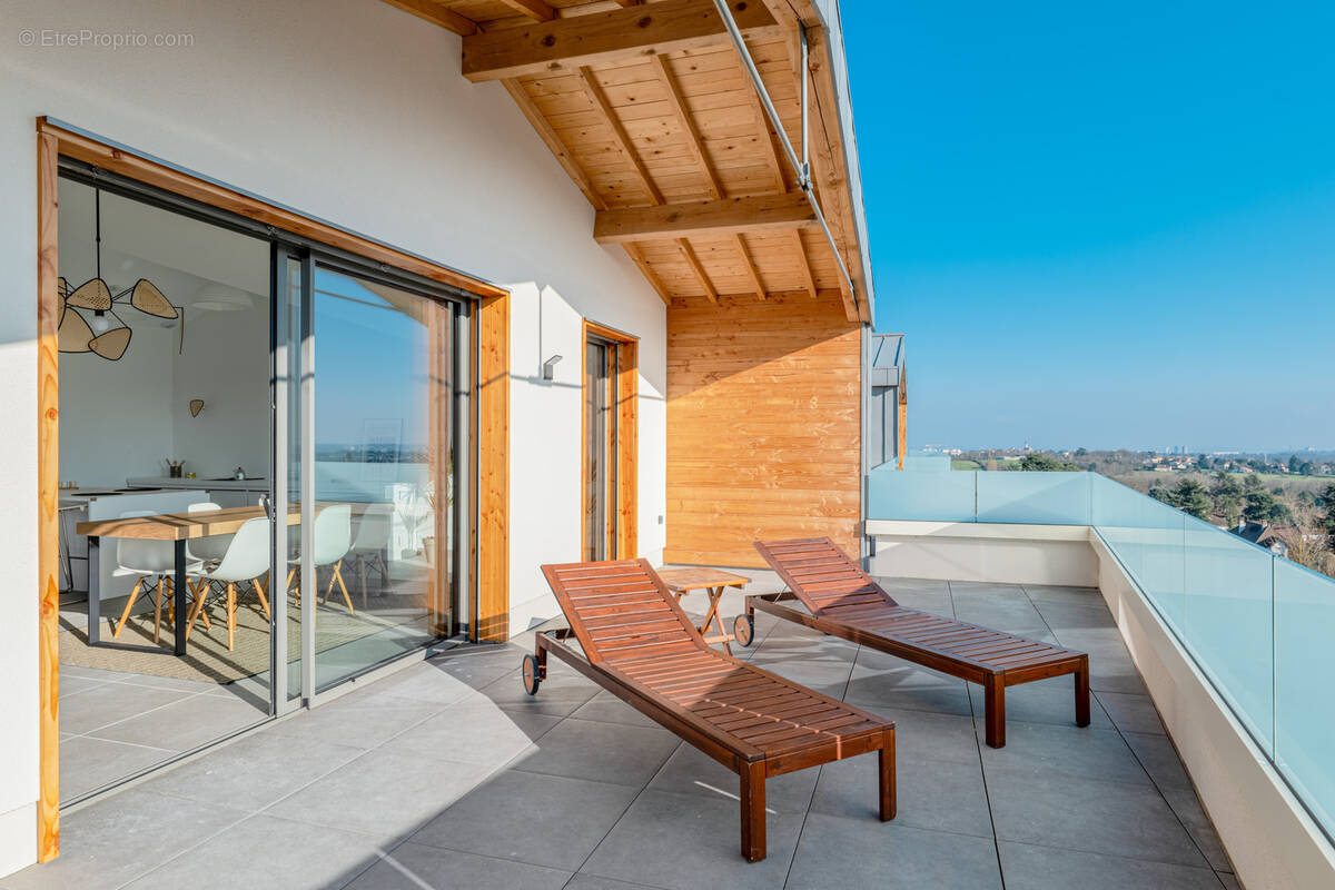 Appartement à LA TOUR-DE-SALVAGNY