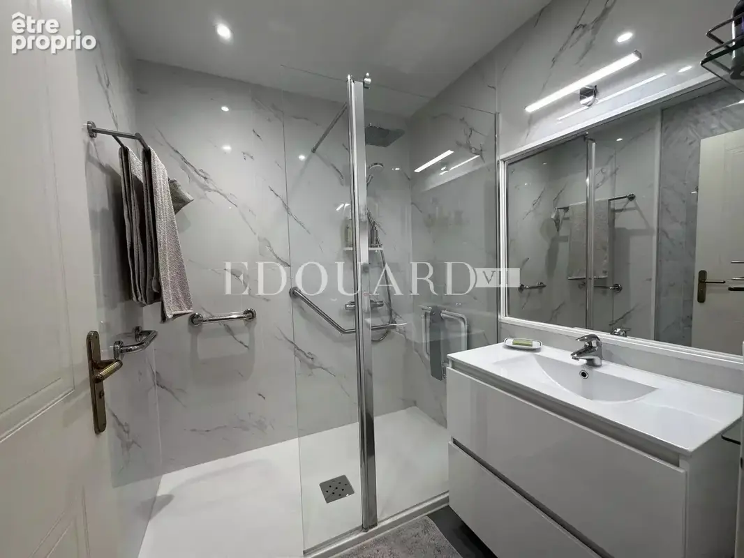Dans immeuble de standing avec piscine, en exclusivité trois pièces avec vaste terrasse et garage - photo 21