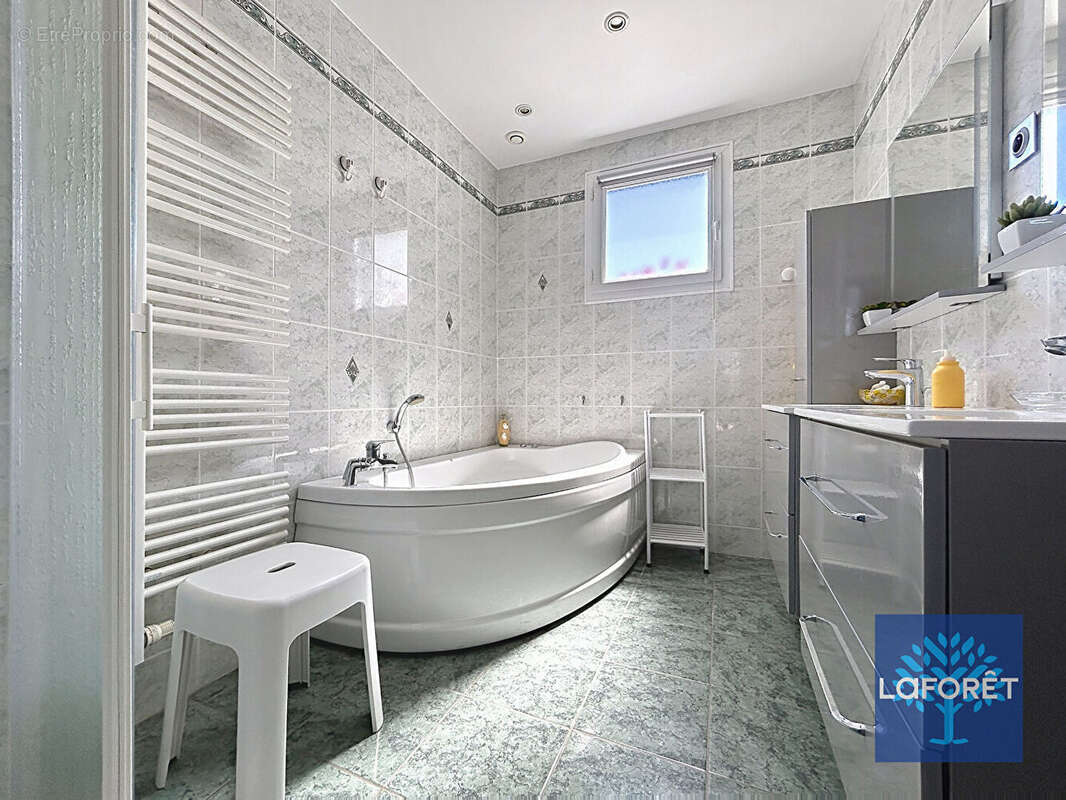Maison avec piscine et atelier Nesmy 6 pièce(s) - photo 12