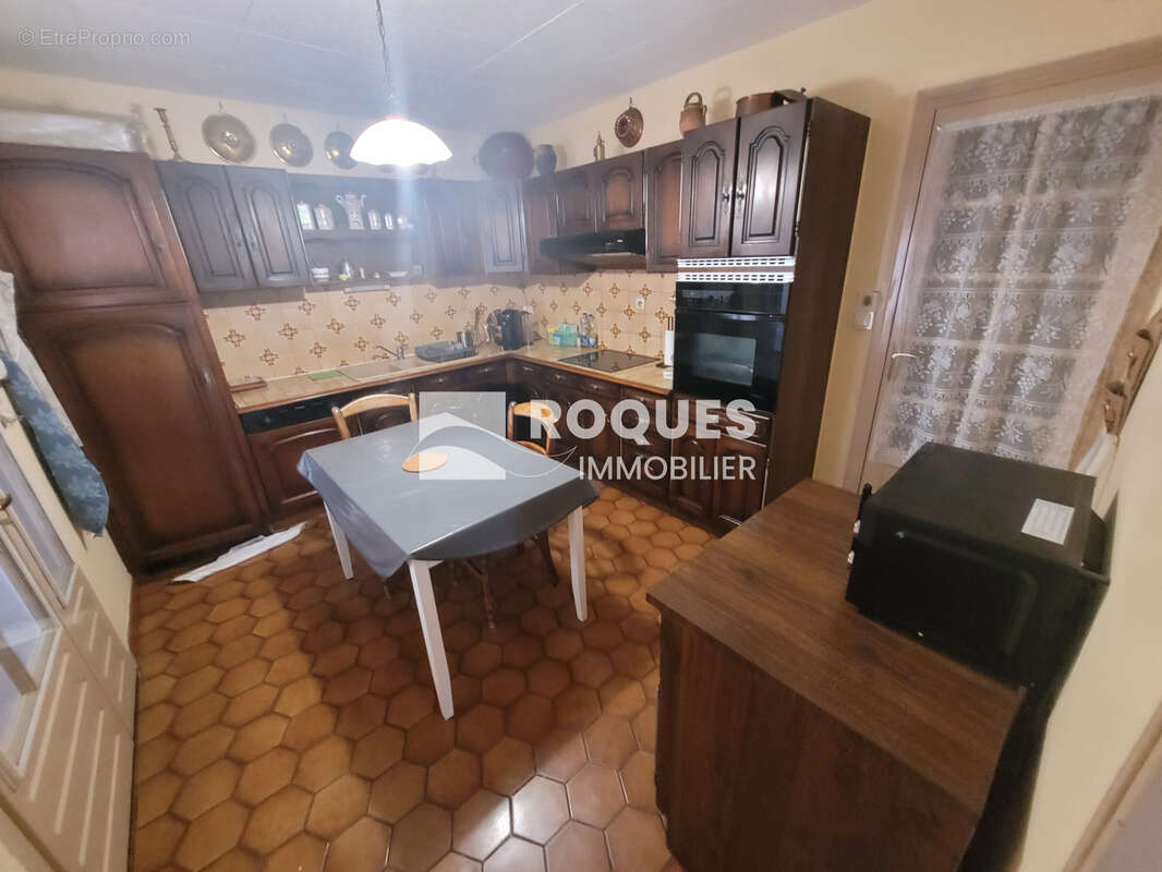 Au POUJOL SUR ORB , maison de village environ 150 m2 habitable divisé en 2 appartements, grand garage, et une - photo 7