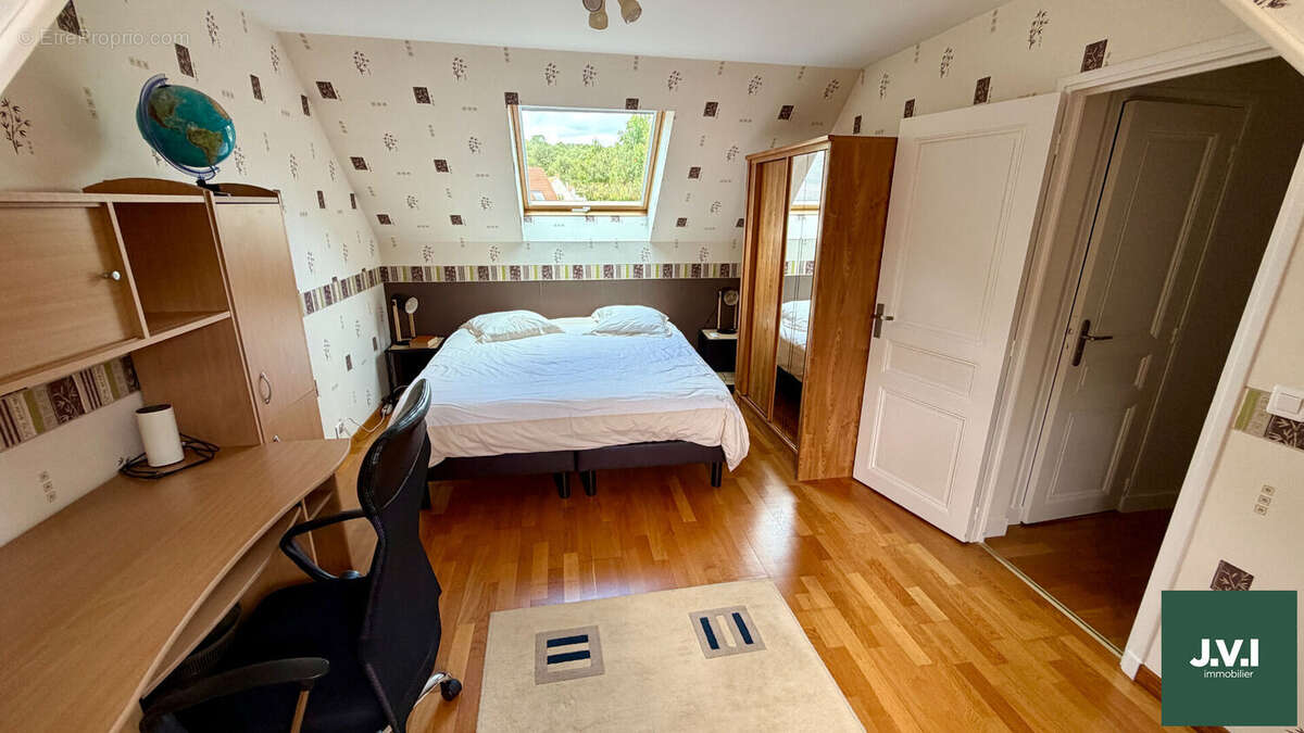 A VENDRE GROSLAY Maison 8 pièces 212 m² - photo 8