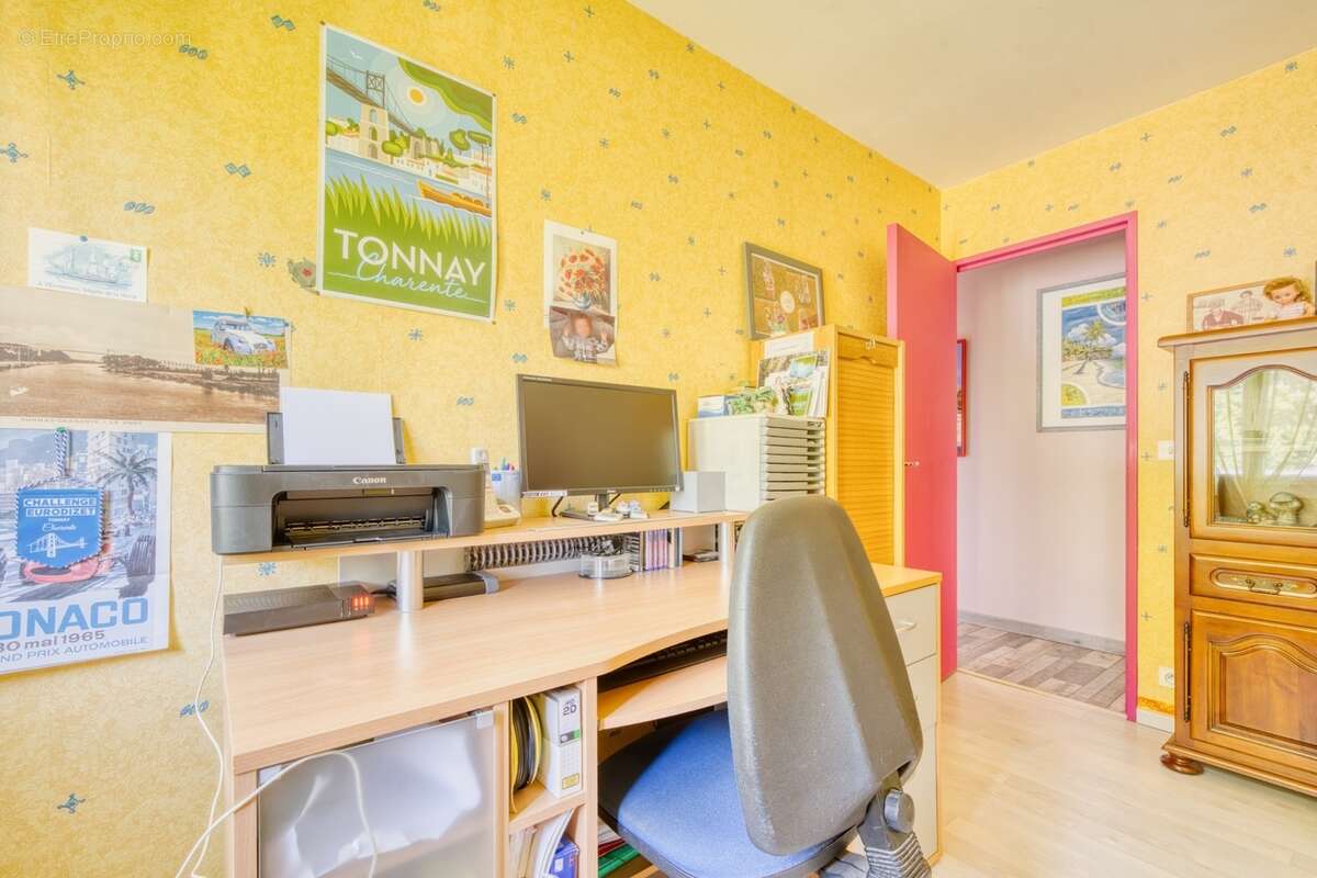 Maison de plain-pied de 135 m² à vendre - 4 chambres - 1 bureau - 7 pièces TONNAY CHARENTE (17) - photo 14