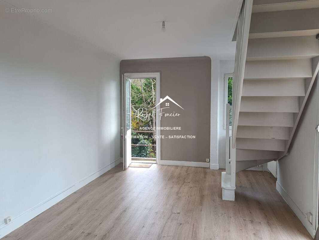 Espace de vie ouvert sur cuisine de 38 M2 avec une grande baie vitrée - Maison à CHATELLERAULT