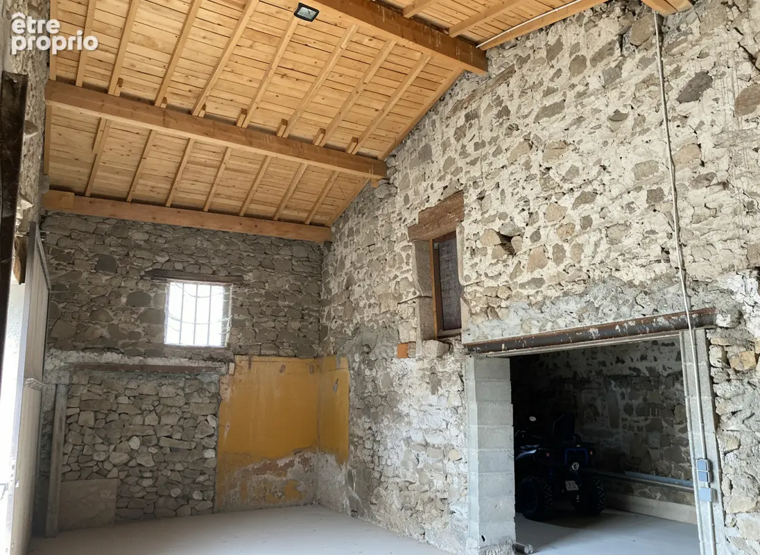 Montagny plein centre, bâtisse en pierres - photo 2