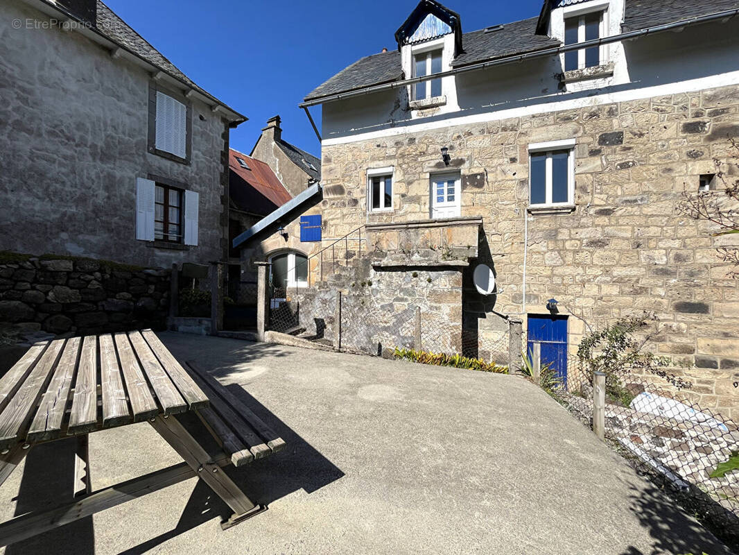 Maison à SAINT-JACQUES-DES-BLATS