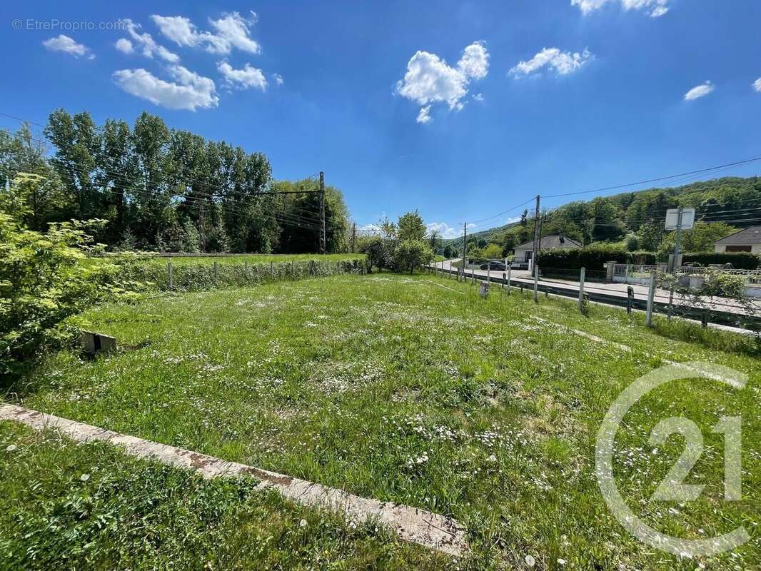 Terrain à VILLENEUVE-SUR-YONNE