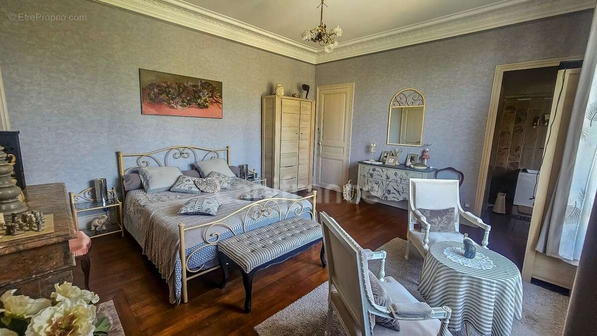 Plein centre ville d' ETAMPES (91) propriété à vendre 13 pièces, avec grand garage, 2 dépendances et terrain clos de 997 m² - photo 18