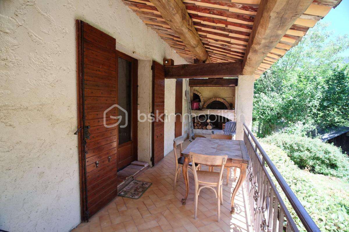 Maison familiale de caractère de 110 m2 avec jardin remarquable, bassin et vue montagnes - photo 14