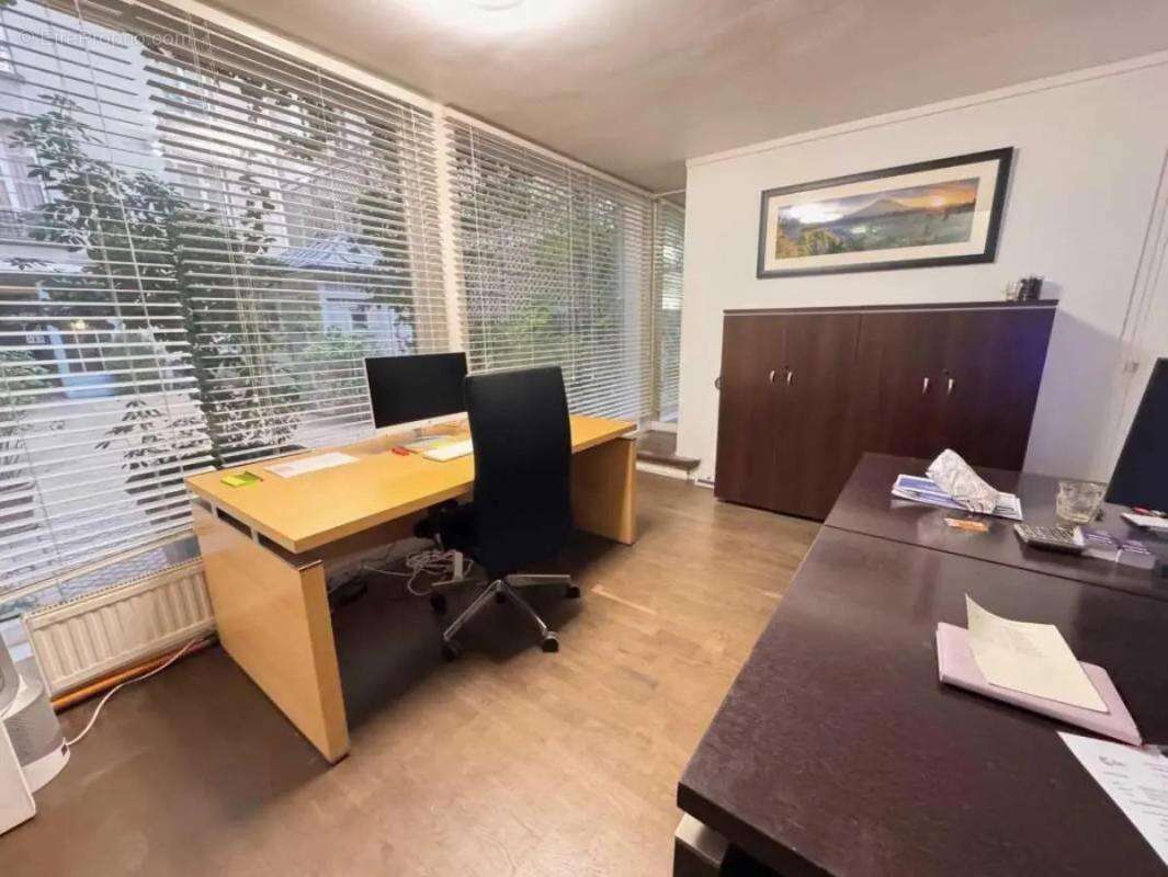 Commerce à PARIS-8E