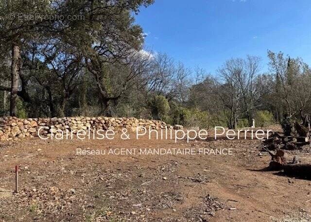 Terrain à LORGUES
