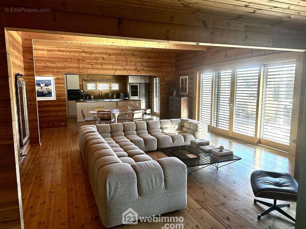 Le salon cheminée et sa grande baie vitrée - Maison à CORTE