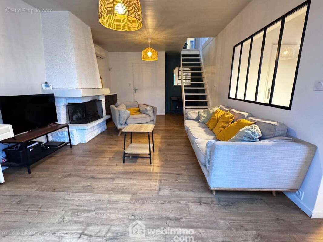 ... avec cette magnifique cheminée... - Maison à BONDOUFLE