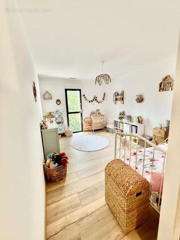 Magnifique propriété style loft de 293 m² sur un terrain de 1 360 m² à Lons - photo 8