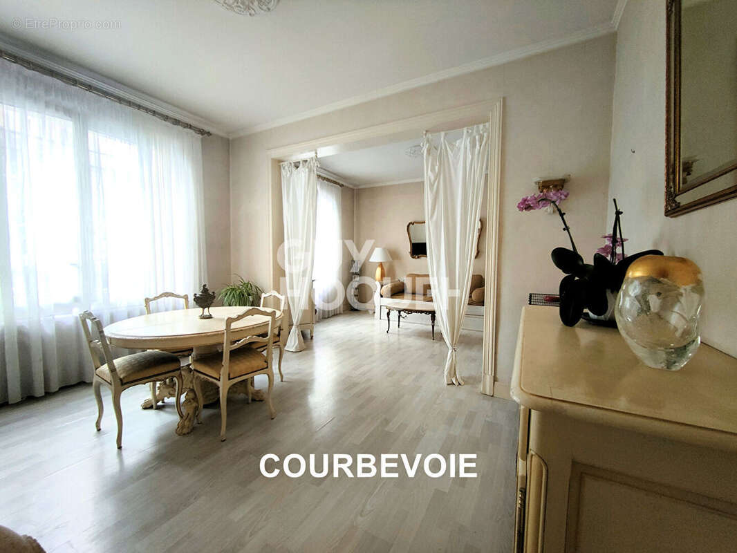 Appartement à COURBEVOIE