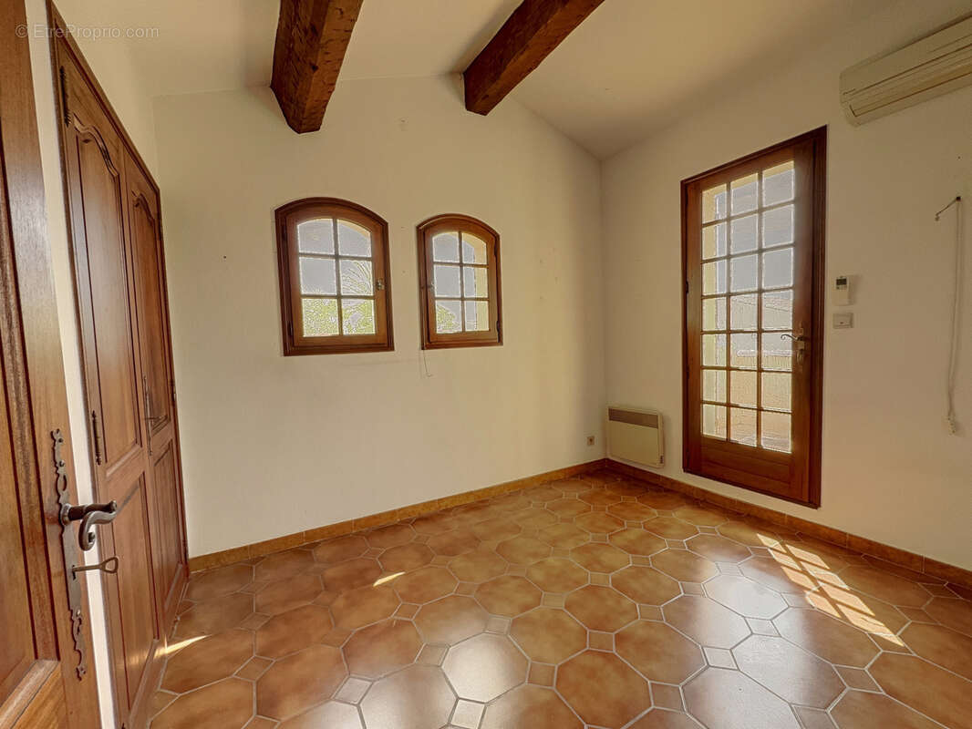 Villa T4 de 96 m2 hab. avec garage sur 349 m2 de terrain à pied du port du Brusc - photo 18