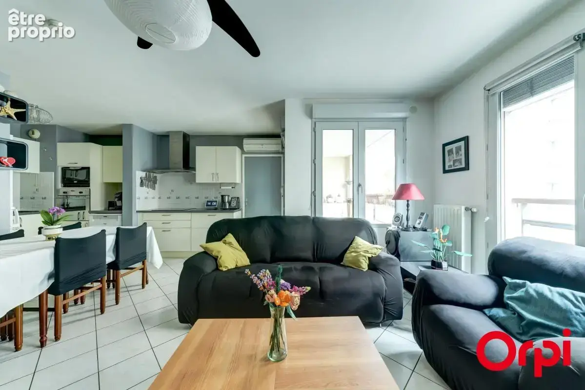 A vendre - Appartement type T4 de 75 m2 avec balcon et garage double - photo 4