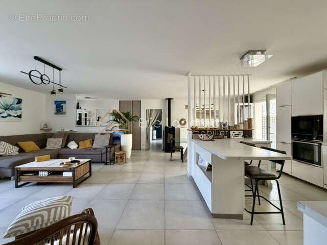 Maison 4 chambres 123 m2 avec piscine, dépandances et grand terrain - A découvrir ! - photo 6