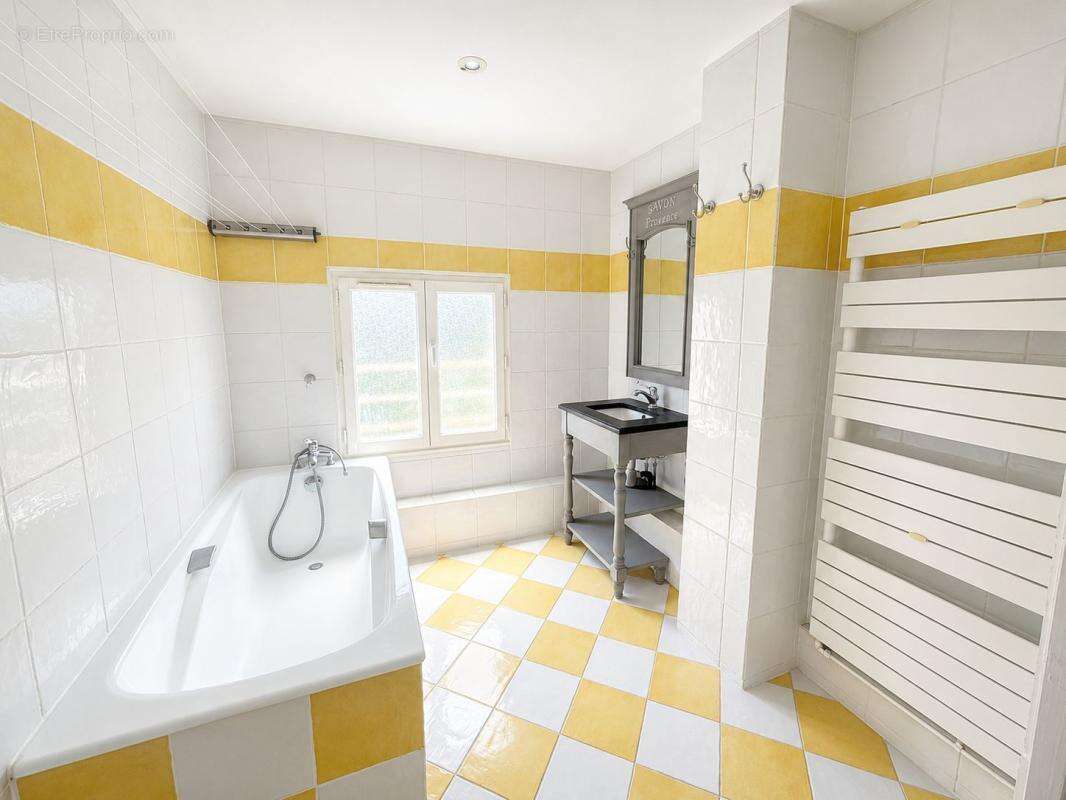 Exclusivité ORPI COMPIÈGNE : L'élégance d'une adresse de prestige sous les toits, avec vue dégagée - photo 7