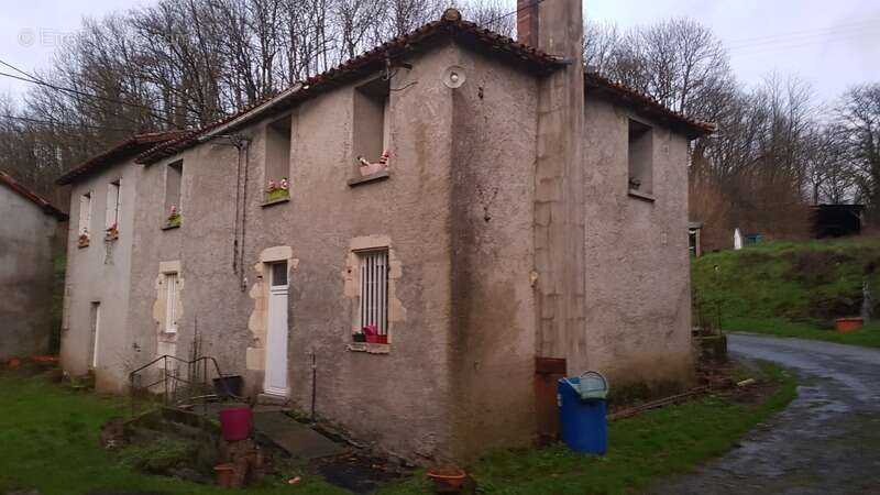 Maison à FENIOUX