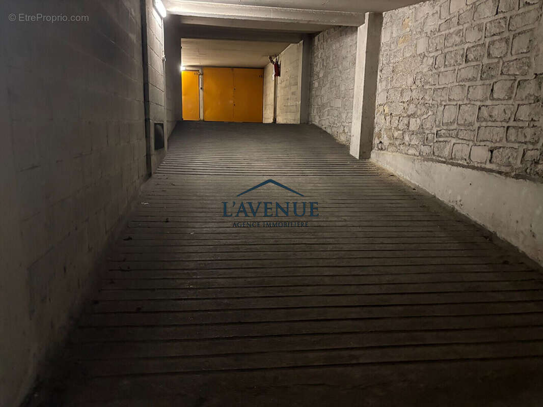 Parking à PARIS-15E