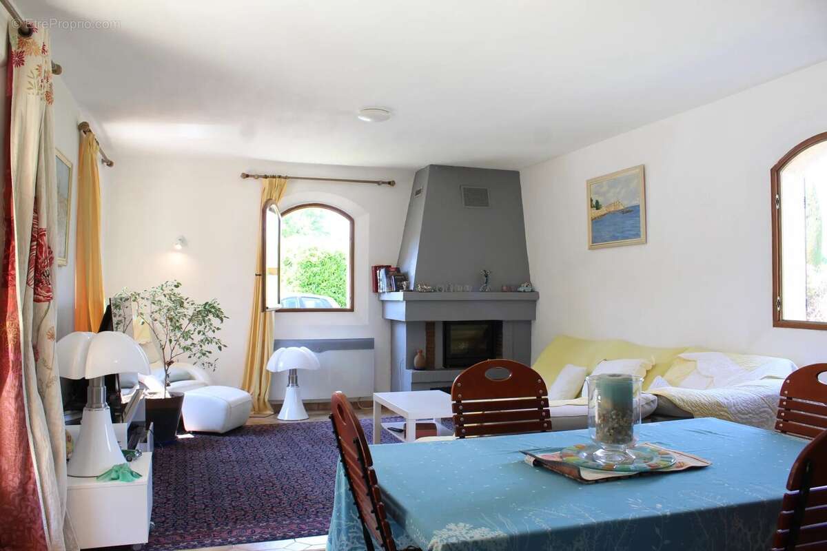Maison à SAINT-CEZAIRE-SUR-SIAGNE
