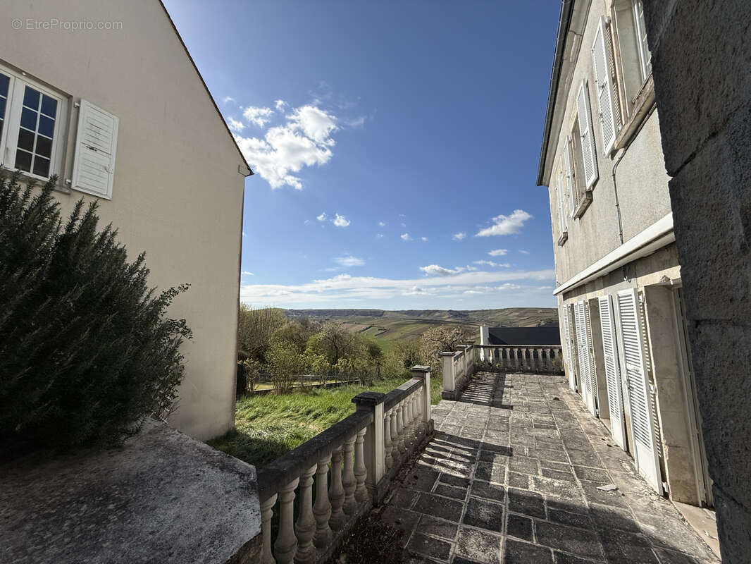 SANCERRE vue et exposée plein sud, elle offre une belle luminosité ! - photo 2