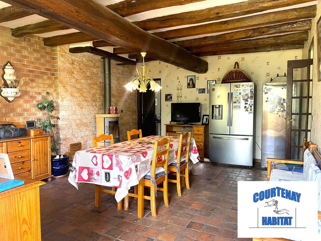 espace repas attenant à la cuisine