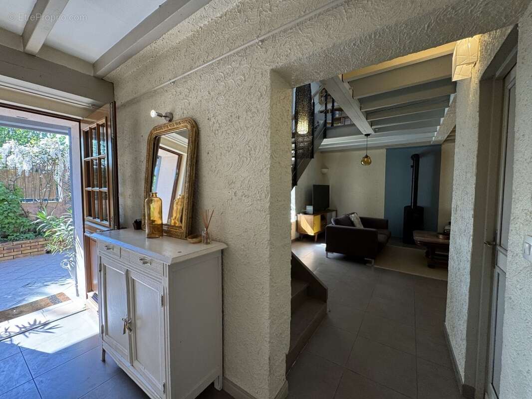 Appartement en duplex avec grande terrasse à vendre 5 pièces MEYZIEU (69) - photo 3