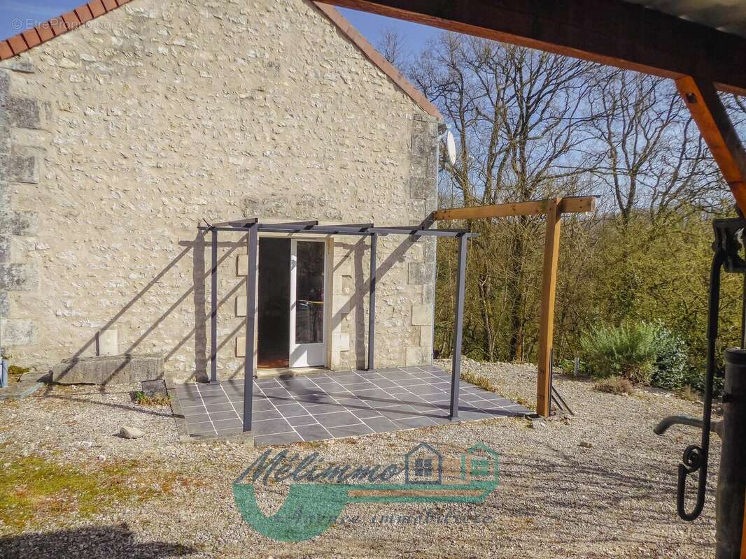 Maison à COULANGERON